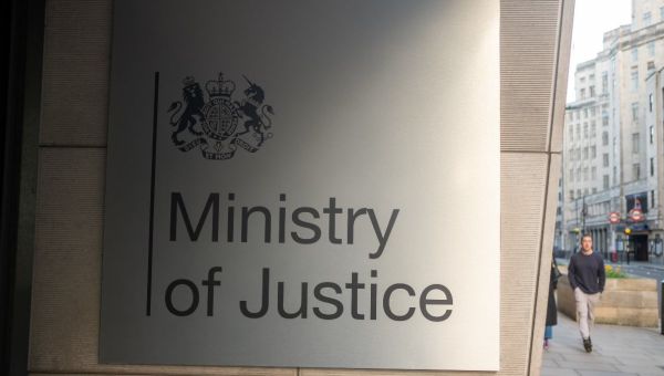 Thousands of civil service roles to leave London