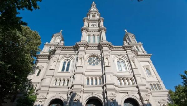 Who flew migrants to California and dropped them off at Diocese of Sacramento offices?