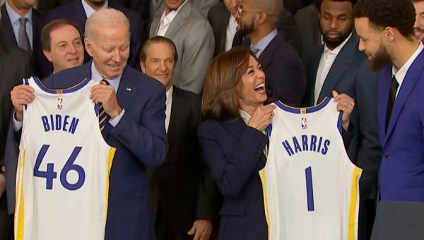 Steph gifts Biden, Dubs fan Harris jerseys during DC visit
