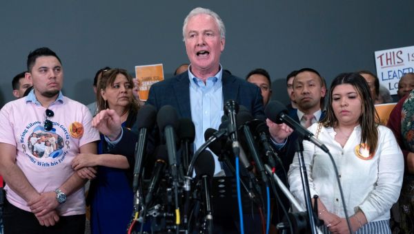 Senator Says Bukele Staged Margaritas at Abrego Garcia Meeting, Wanted It by Pool