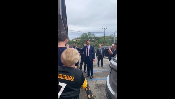 JD Vance Forced to Greet Supporters In A Parking Lot After Restaurant Denies Him Entry