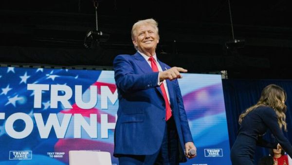 Trump halts rally to listen to music after crowd emergencies | Honolulu Star-Advertiser