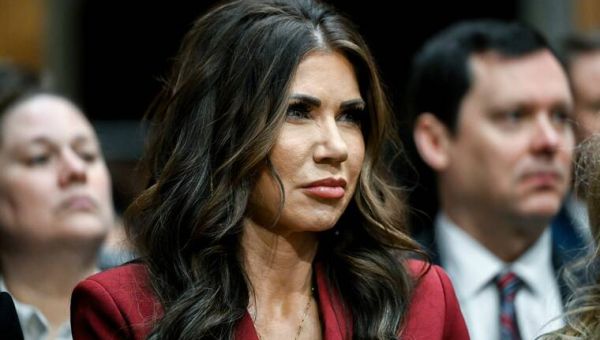 Kristi Noem’s bag, with security badge and $3,000, is stolen | Honolulu Star-Advertiser