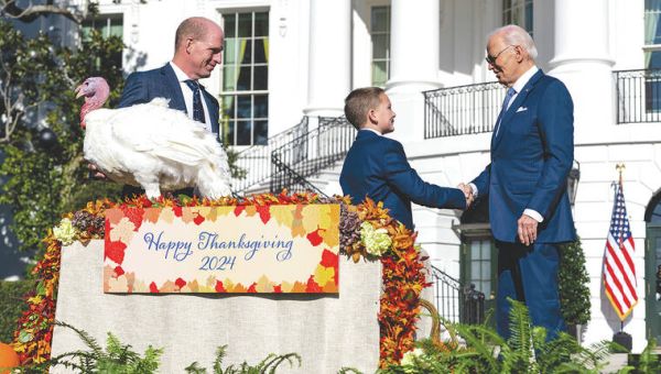 Biden pardons turkeys during final Thanksgiving event, serves dinner in Staten Island – West Hawaii Today