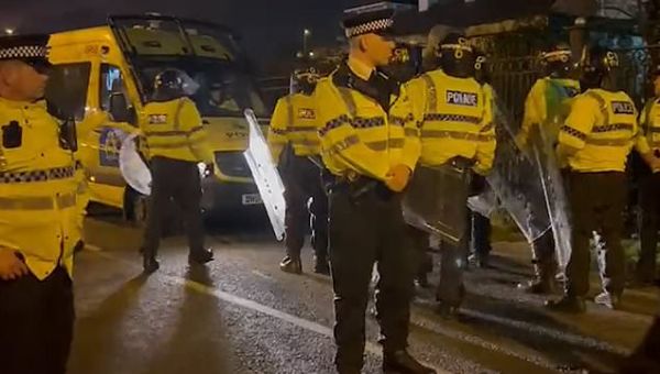 ‘The people of Knowsley are not bigots´: Anti-refugee protesters…