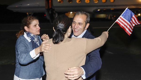 Americans released by Iran arrive home, tearfully embrace their…
