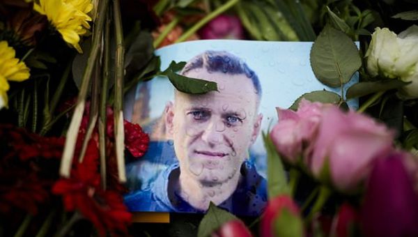 Return Navalny’s body to his family, famous Russians urge the…