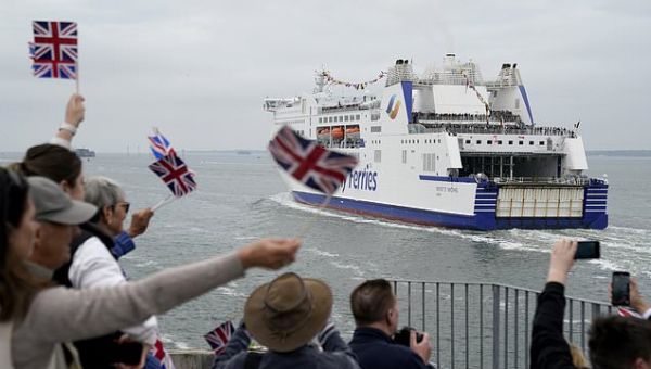 Crowds cheer as D-Day veterans set sail for France