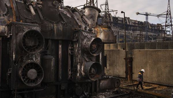 Ukrainian energy workers carry out repairs despite Russia’s…