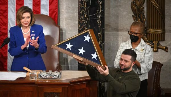 Russian State TV host yells at staff to stop playing Zelensky Congress clip