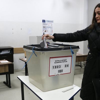 Kosovo votes in bid to end year-long political impasse