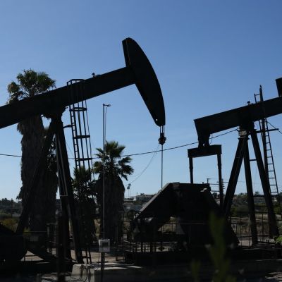Oil pulls back as traders look for progress on talks