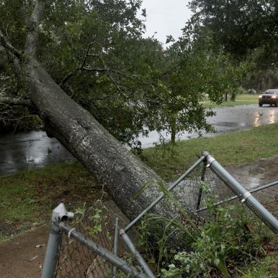 Strong winds as Isaias makes landfall in Florida