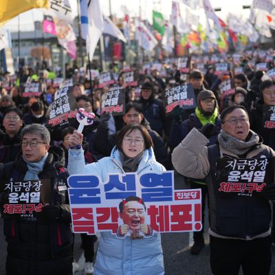 Impeached President Faces Down Detention Bid, Stoking South Korea’s Crisis