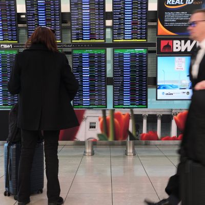 As Hours Dwindled Before Flight Cuts, the Government Was Publicly Mum