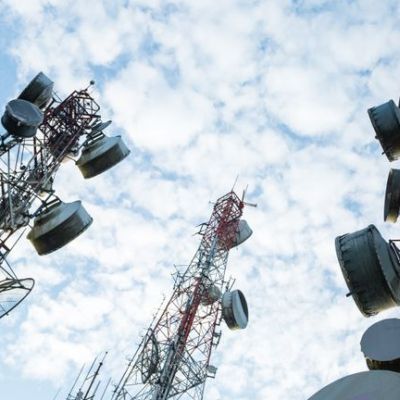 Here’s What To Make Of Deutsche Telekom’s (ETR:DTE) Decelerating Rates Of Return