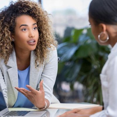 Savvy Therapists Are Starting To Provide Therapy For Those Contending With AI Psychosis But Not Everyone Is Convinced