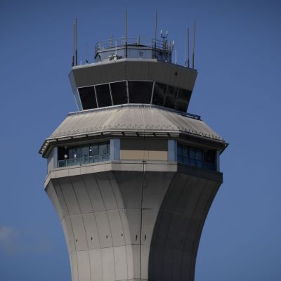 FAA weighs reducing Newark flights after hundreds of disruptions
