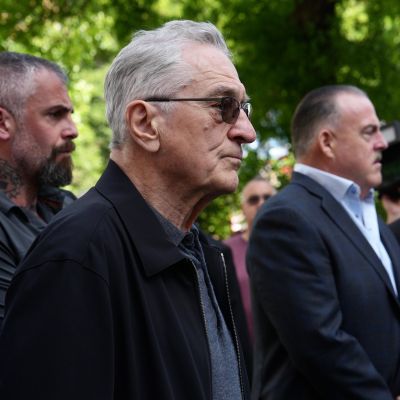 Matt Damon, Robert De Niro, Oprah and other celebrities pitch in for Harris.