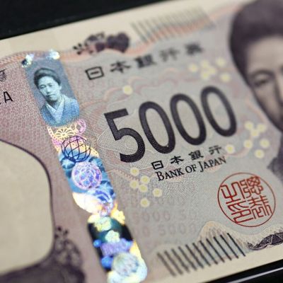 Yen’s Malaise Deepens as Capital Outflows Eclipse Record Surplus