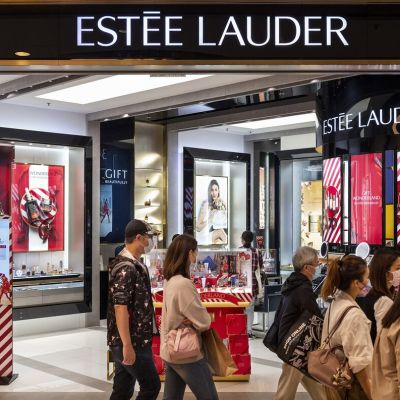 Estée Lauder Sees Annual Sales Below Estimates on China Weakness