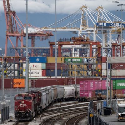 Trump Sweep Creates New Fight for Trudeau as Trade Talks Loom