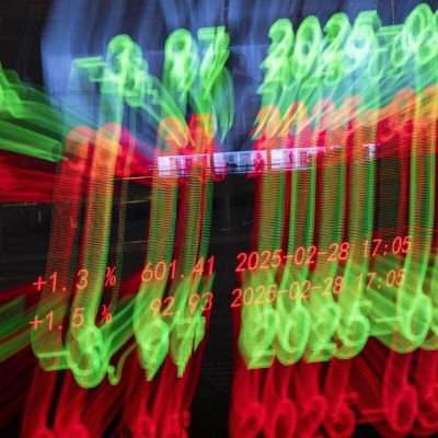 Chinese Stocks Slip as Investors Turn Cautious Before US Talks