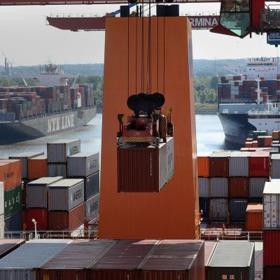 Trump-Driven Dollar Rally a Silver Lining for Europe’s Exporters