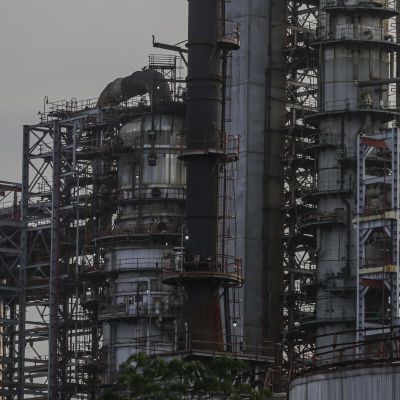 Oil Fell With Ukraine-Russia Truce, US-Iran Talks in Focus