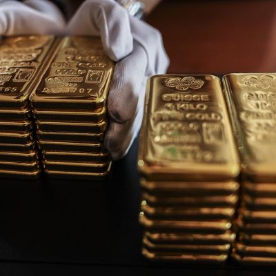 Gold Tracks for Weekly Gain as Tariff Threats Stoke Haven Demand