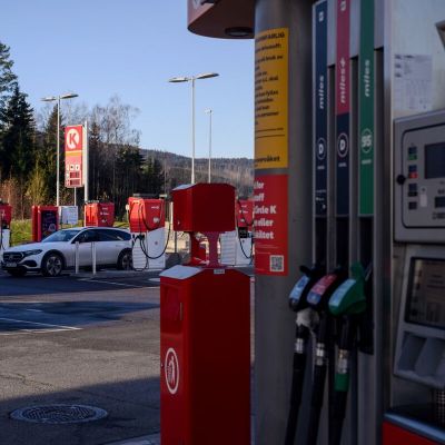 Electric Vehicles Hit to Oil Use Looks Slightly Milder, IEA Says