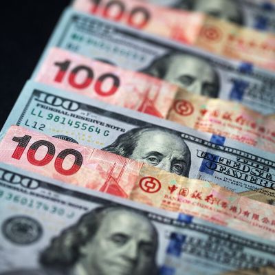 China Firms’ FX Debt Slump Cuts Yuan Risks as Trump Tariffs Loom