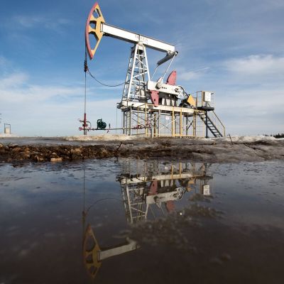 Russia's Budget Gap Widens as Oil Revenue Drops for Third Month
