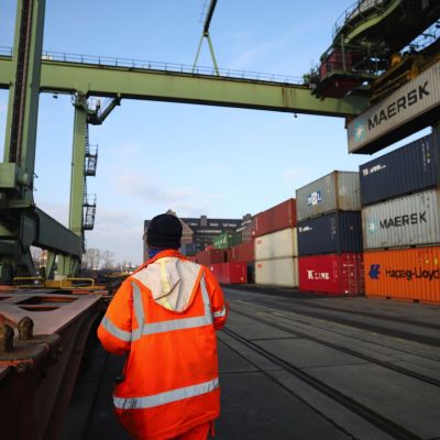 Container Shipping Giants Dive on Trump Trade-Tariff Worries