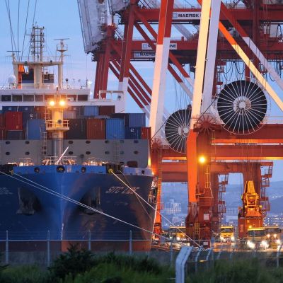 Japan Shipper Stocks Fall as Mitsui OSK Miss Stokes Tariff Fears