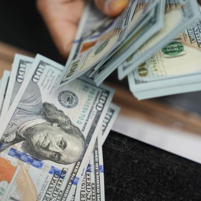 Dollar Rally to End If China Hits Back on Trade, AllianzGI Says