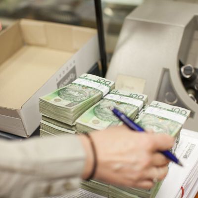 Zloty Nears 5-Year High on US Tariff Talk, Interest-Rate Bets