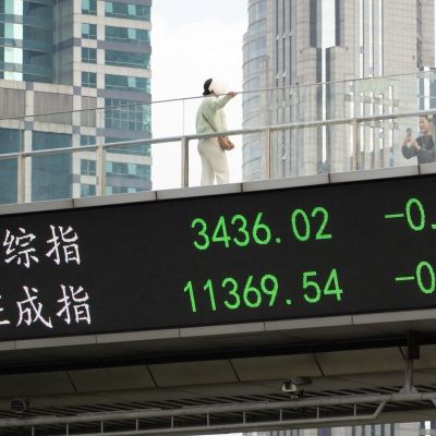Chinese Stocks Slide as Economic Woes Linger Into New Year