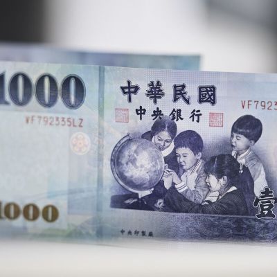Taiwan Dollar Soars to Record Versus Trade Partners’ Currencies