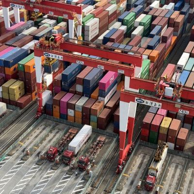 Chinese Stocks Fall After Trump Says 10% Tariffs Still on Table