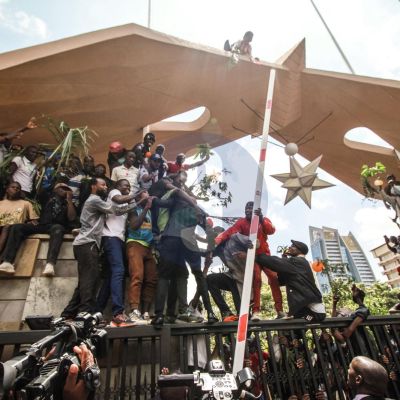Chaotic crowds deny Raila body chance to be immortalised in parliament archives