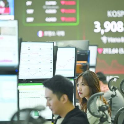 Asian Shares are Mixed after US Stocks Drift to More Records