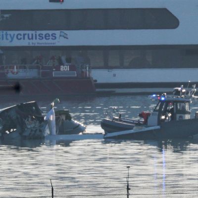 67 dead after midair collision between American Airlines jet, Army helicopter; Black boxes recovered