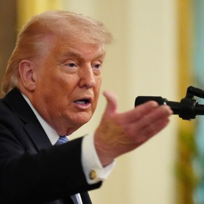 Trump Delivers New Warning to Iran Amid Peace Talks