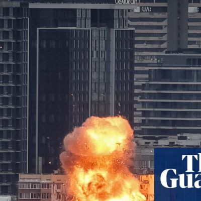Russia strikes Kyiv before Zelenskyy’s meeting with Trump – video