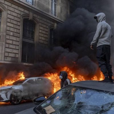 Thousands gather in Paris after court lifts protest ban amid unrest