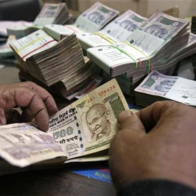 Rupee Falls Against US Dollar: Trade Talk Impact