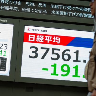 Markets Head Lower in Wake of Concerns About U.S. Debt