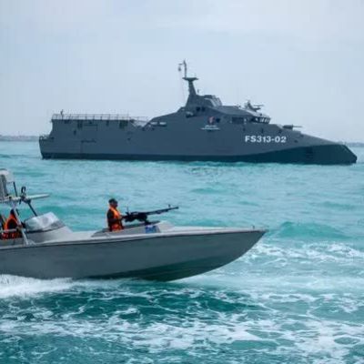 Dowladda Iran oo Hormuz ka xiraysa maraakiibta dagaalka Maraykanka.