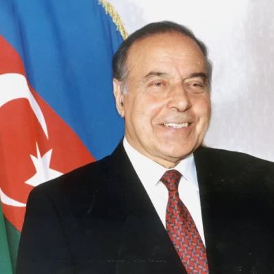Azerbaijan honors National Leader Heydar Aliyev on 22nd anniversary of his death | News.az